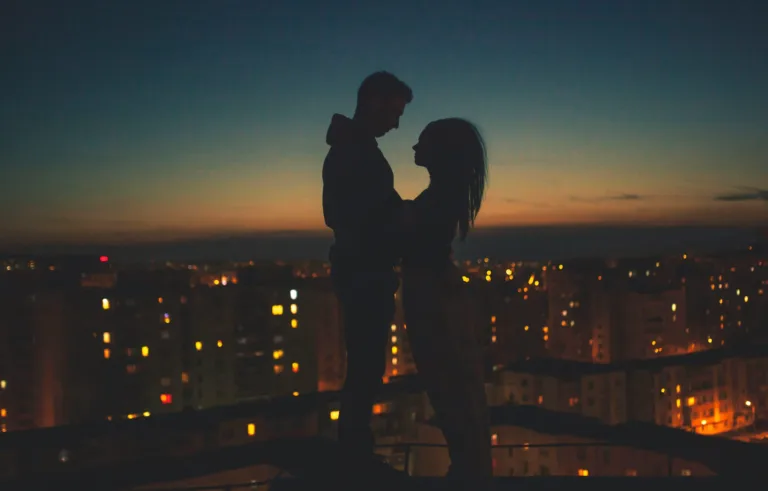 Πώς θα καταλάβεις αν είναι ερωτευμένος μαζί σου, ανάλογα με το ζώδιό του