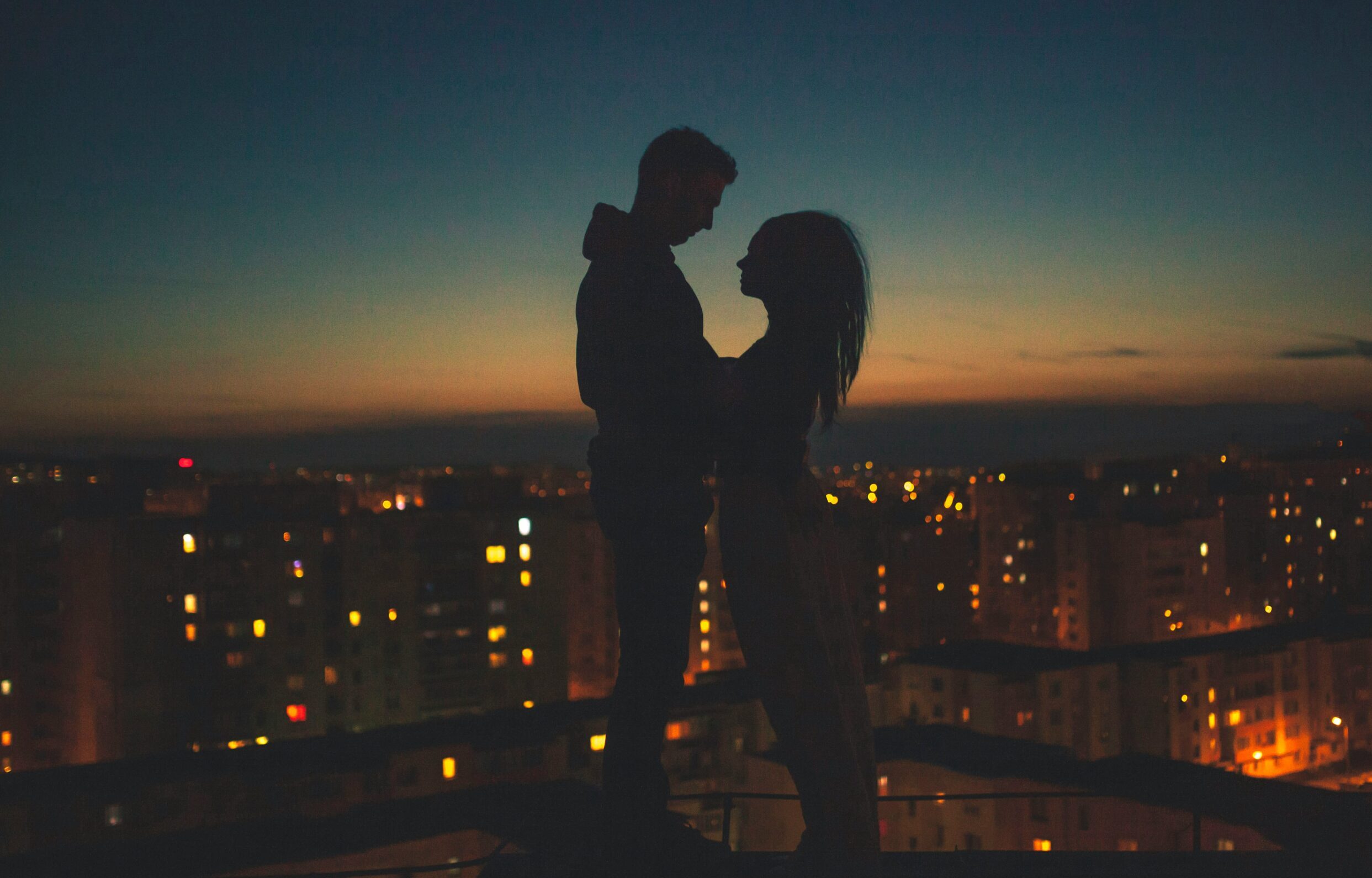 Πώς θα καταλάβεις αν είναι ερωτευμένος μαζί σου, ανάλογα με το ζώδιό του