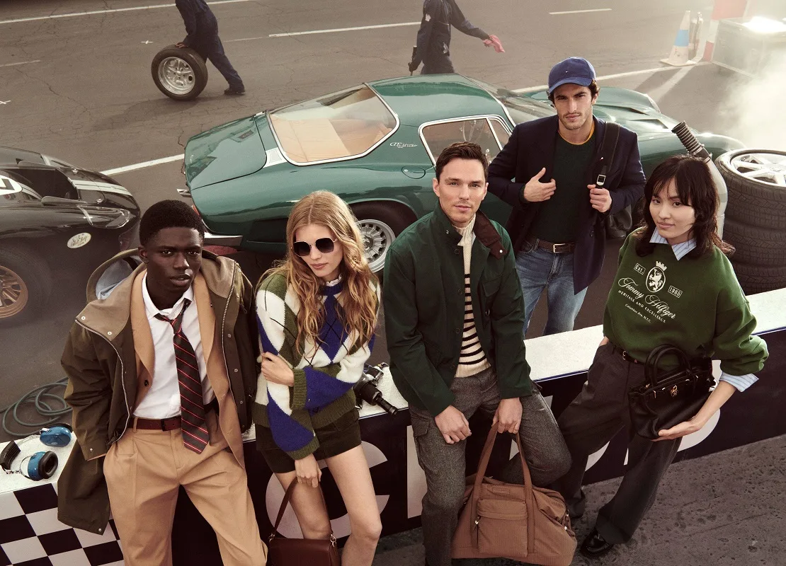 TOMMY HILFIGER: φέρνει το Prep στο στυλιστικό Circuit για το Φθινόπωρο 2025 & ανοίγει επίσημα τις πόρτες του στο “The Hilfiger Race”