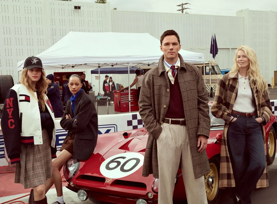 TOMMY HILFIGER: φέρνει το Prep στο στυλιστικό Circuit για το Φθινόπωρο 2025 & ανοίγει επίσημα τις πόρτες του στο “The Hilfiger Race”