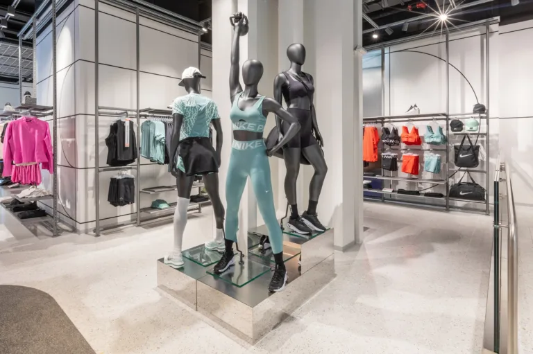 Το νέο κατάστημα Nike Athens Stadiou άνοιξε τις πόρτες του και σε προσκαλεί να ζήσεις τον αθλητικό παλμό της πόλης