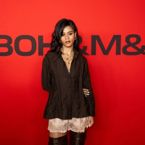 H H&M παρουσιάζει τις συλλογές A/W25 με ένα υβριδικό show που ξεπερνά τα όρια στο London Fashion Week