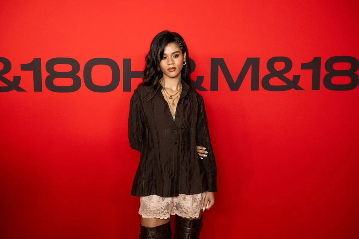 H H&M παρουσιάζει τις συλλογές A/W25 με ένα υβριδικό show που ξεπερνά τα όρια στο London Fashion Week