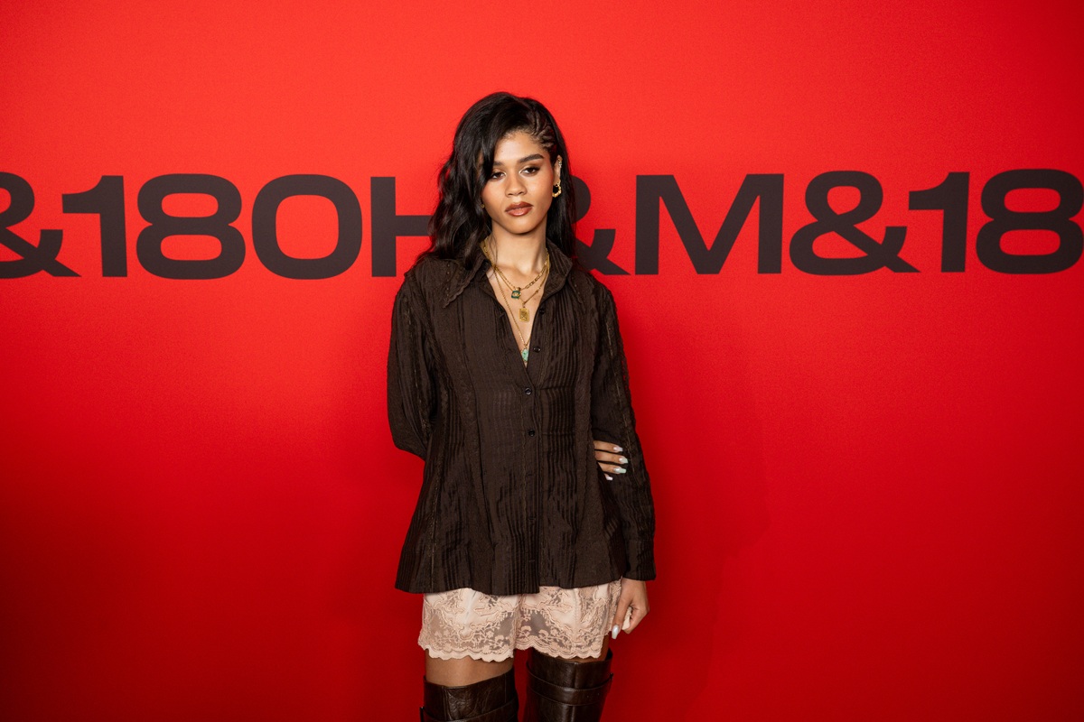 H  H&M παρουσιάζει τις συλλογές A/W25 με ένα υβριδικό show που ξεπερνά τα όρια στο London Fashion Week