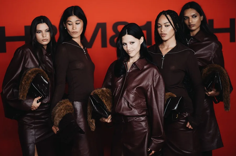 H H&M παρουσιάζει τις συλλογές A/W25 με ένα υβριδικό show που ξεπερνά τα όρια στο London Fashion Week