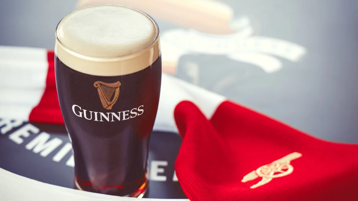 H GUINNESS ΣΥΝΕΧΙΖΕΙ ΚΑΙ ΦΕΤΟΣ ΝΑ ΕΙΝΑΙ Η ΕΠΙΣΗΜΗ ΜΠΥΡΑ ΤΗΣ PREMIER LEAGUE ΚΑΙ ΤΟ ΓΙΟΡΤΑΖΕΙ ΜΕ ΝΕΑ ΠΑΓΚΟΣΜΙΑ ΚΑΜΠΑΝΙΑ