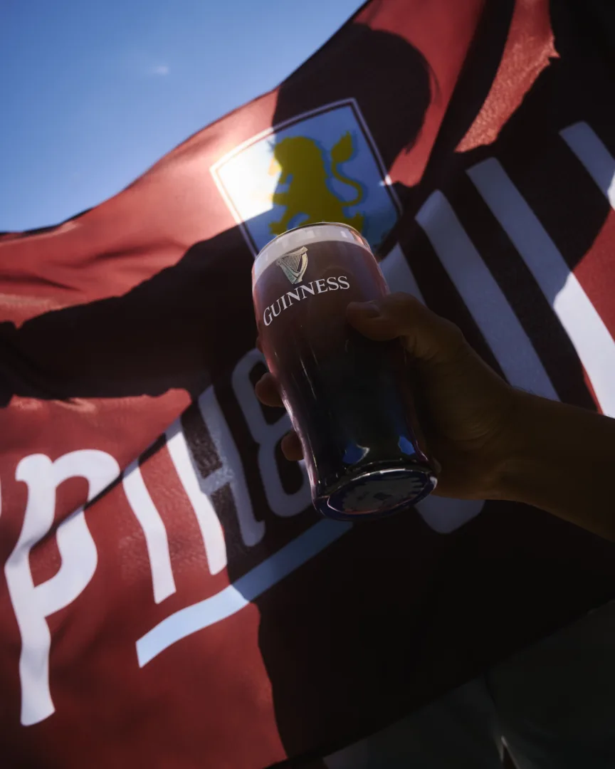 H GUINNESS ΣΥΝΕΧΙΖΕΙ ΚΑΙ ΦΕΤΟΣ ΝΑ ΕΙΝΑΙ Η ΕΠΙΣΗΜΗ ΜΠΥΡΑ ΤΗΣ PREMIER LEAGUE ΚΑΙ ΤΟ ΓΙΟΡΤΑΖΕΙ ΜΕ ΝΕΑ ΠΑΓΚΟΣΜΙΑ ΚΑΜΠΑΝΙΑ
