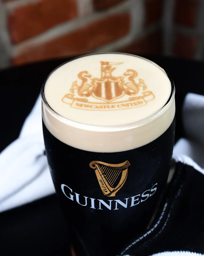 H GUINNESS ΣΥΝΕΧΙΖΕΙ ΚΑΙ ΦΕΤΟΣ ΝΑ ΕΙΝΑΙ Η ΕΠΙΣΗΜΗ ΜΠΥΡΑ ΤΗΣ PREMIER LEAGUE ΚΑΙ ΤΟ ΓΙΟΡΤΑΖΕΙ ΜΕ ΝΕΑ ΠΑΓΚΟΣΜΙΑ ΚΑΜΠΑΝΙΑ