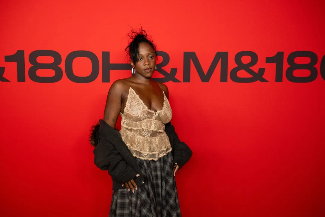 H H&M παρουσιάζει τις συλλογές A/W25 με ένα υβριδικό show που ξεπερνά τα όρια στο London Fashion Week