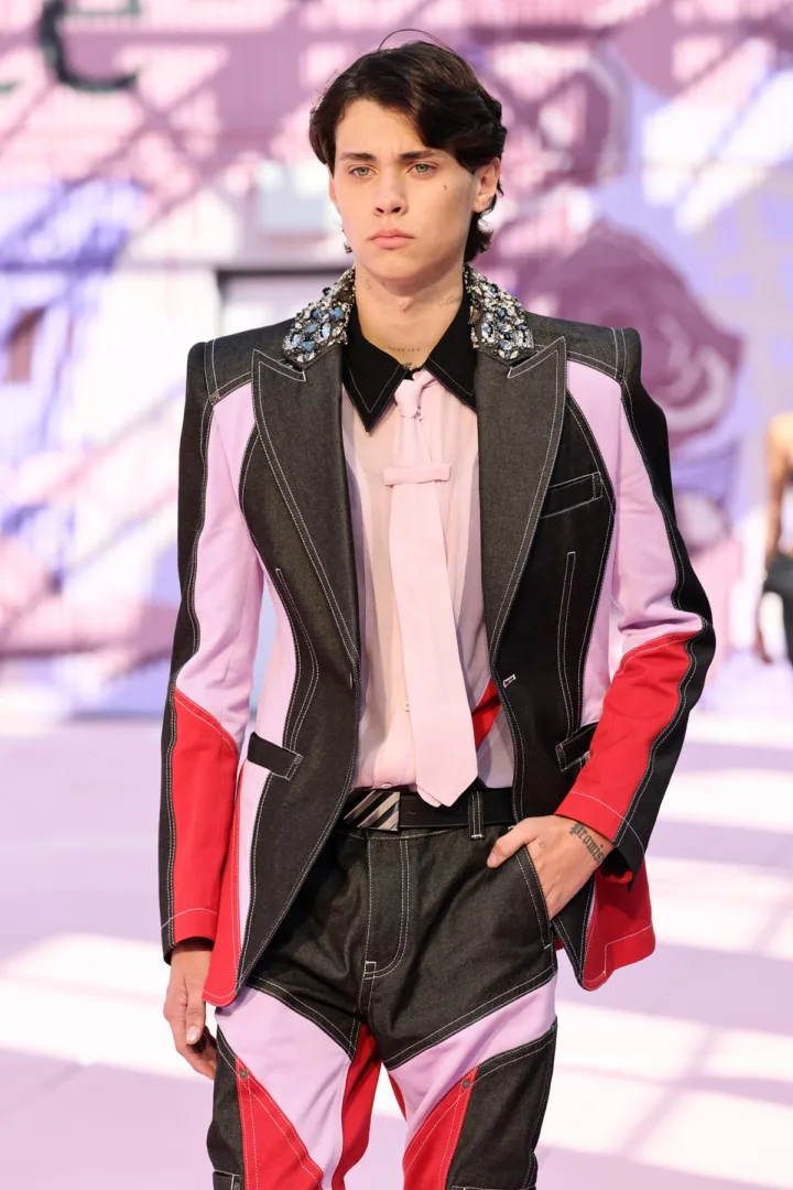 Η Swarovski φέρνει την κρυστάλλινη τέχνη της στο catwalk του Off-White