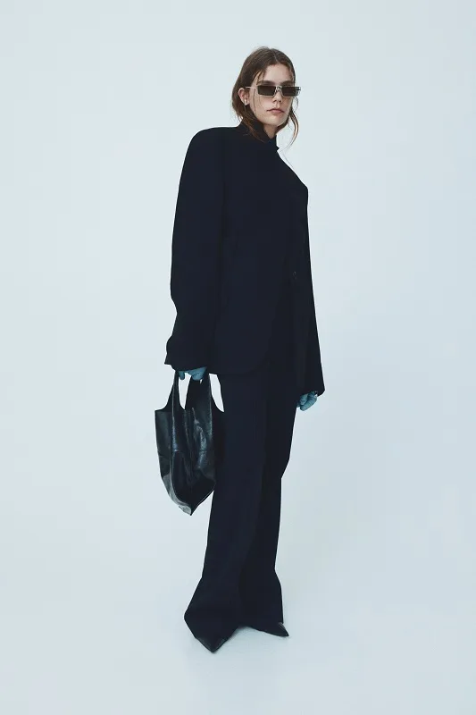 Η H&M STUDIO AW25 ισορροπεί ανάμεσα στον φουτουρισμό και τη νοσταλγία