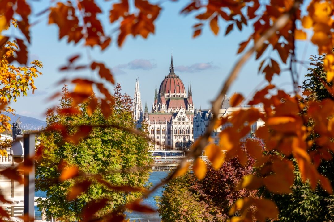 Τρεις παραμυθένιοι φθινοπωρινοί προορισμοί στην Ευρώπη για ένα budget city break