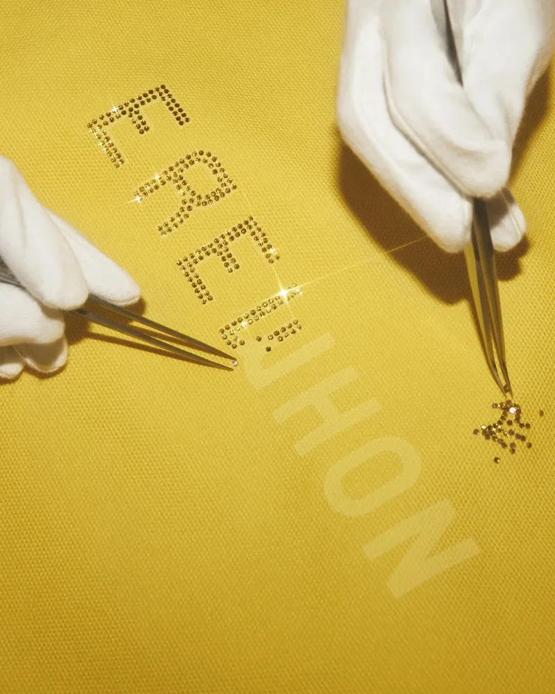 Η Swarovski γιορτάζει τα 130 Years of Joy με την εμβληματική τσάντα και τον χυμό Erewhon