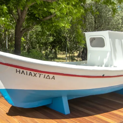 Η «Ηλιαχτίδα»: Το καΐκι που έγινε καμβάς καλοκαιρινών αναμνήσεων από το Ούζο Πλωμαρίου