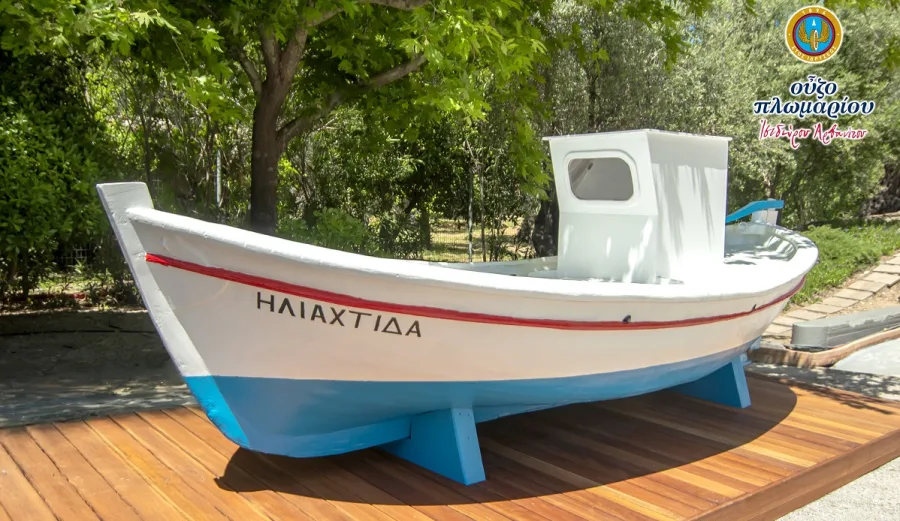 Η «Ηλιαχτίδα»: Το καΐκι που έγινε καμβάς καλοκαιρινών αναμνήσεων από το Ούζο Πλωμαρίου