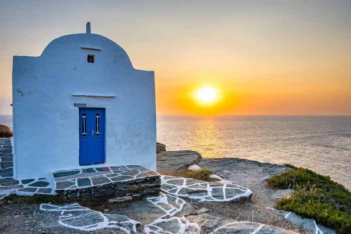 Σίφνος: Το κυκλαδίτικο νησί που λάμπει στο φθινοπωρινό φως