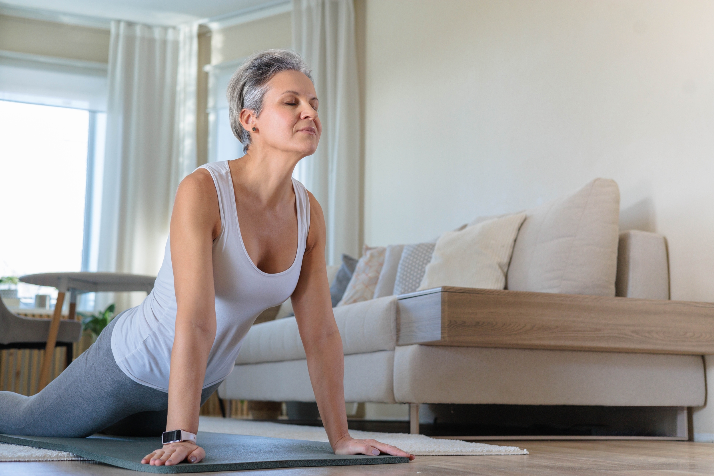 Πρωινές ασκήσεις στο σπίτι: Ξεπιάσου, γέμισε ενέργεια και ξεκίνα δυναμικά τη μέρα σου