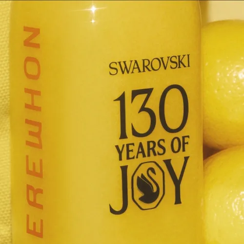 Η Swarovski γιορτάζει τα 130 Years of Joy με την εμβληματική τσάντα και τον χυμό Erewhon