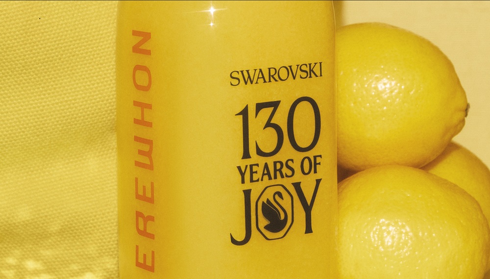 Η Swarovski γιορτάζει τα 130 Years of Joy με την εμβληματική τσάντα και τον χυμό Erewhon