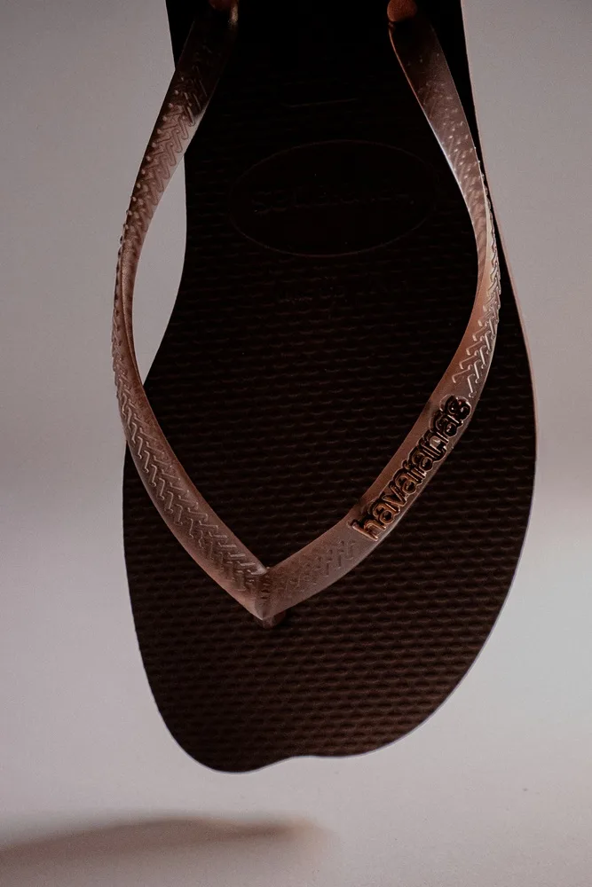 Η Havaianas παρουσιάζει το Slim Split: ένα statement σχέδιο με split toe και jelly λουράκια