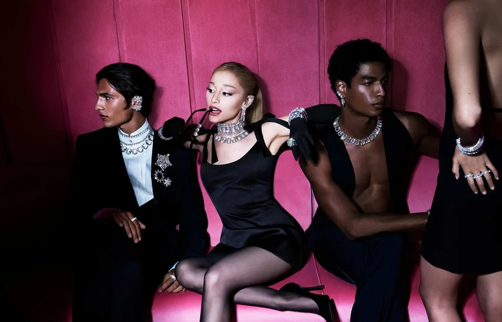 Η ARIANA GRANDE επιστρέφει στο “PARTY OF DREAMS” της SWAROVSKI για τη HOLIDAY 2025