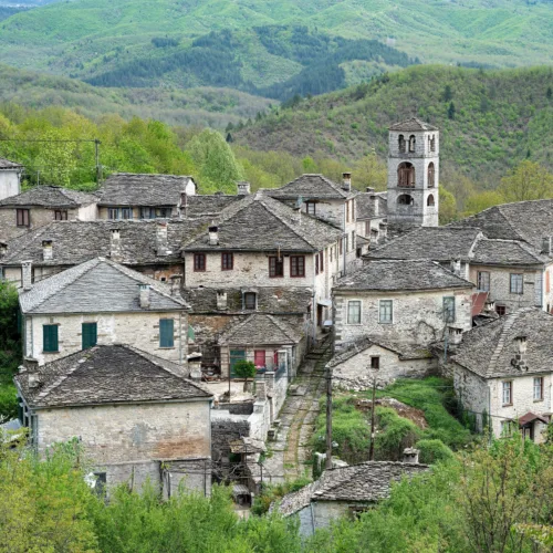Χριστούγεννα στα Ζαγοροχώρια: ένα ελληνικό παραμύθι με πέτρα, χιόνι και φωτιά στο τζάκι