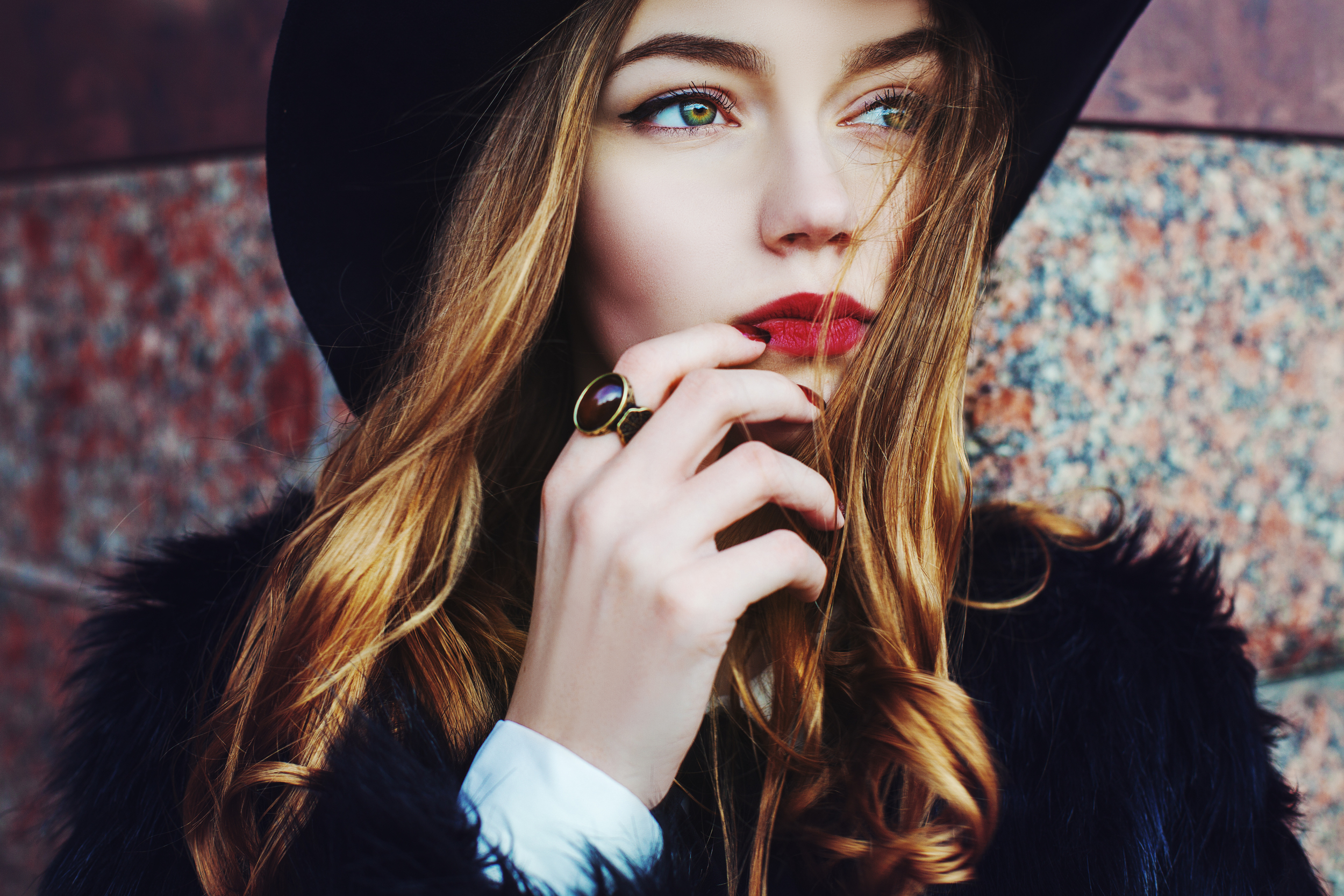 Χειμερινό μακιγιάζ: ζεστοί τόνοι, λάμψη και διάρκεια στις πιο κρύες μέρες