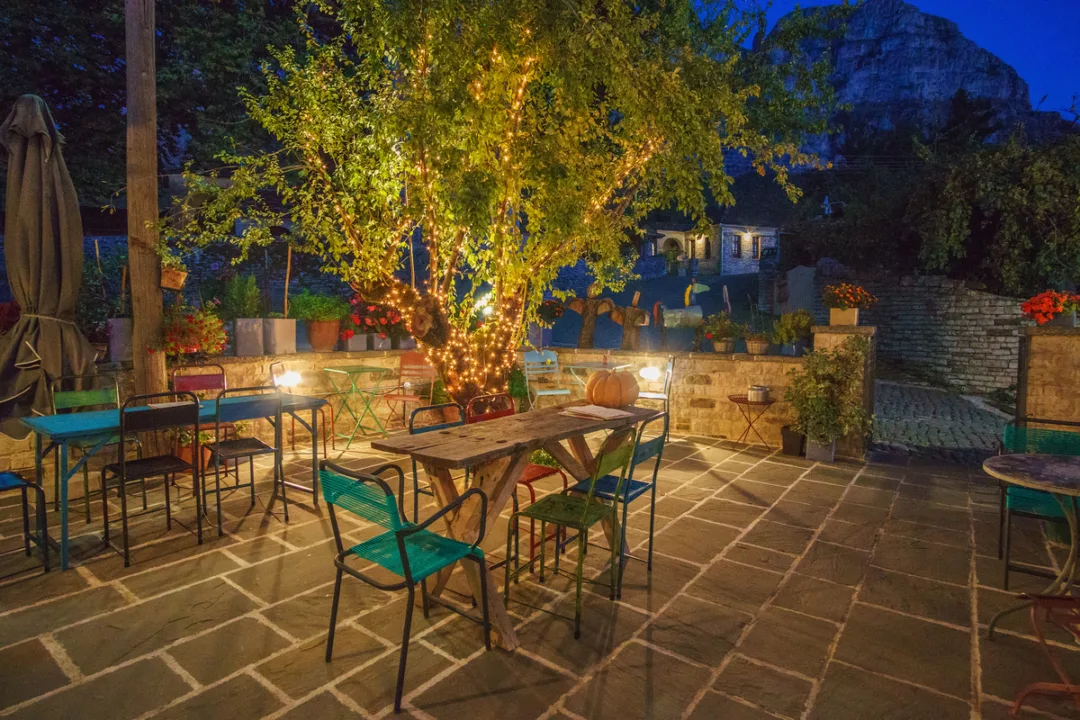 Χριστούγεννα στα Ζαγοροχώρια: ένα ελληνικό παραμύθι με πέτρα, χιόνι και φωτιά στο τζάκι