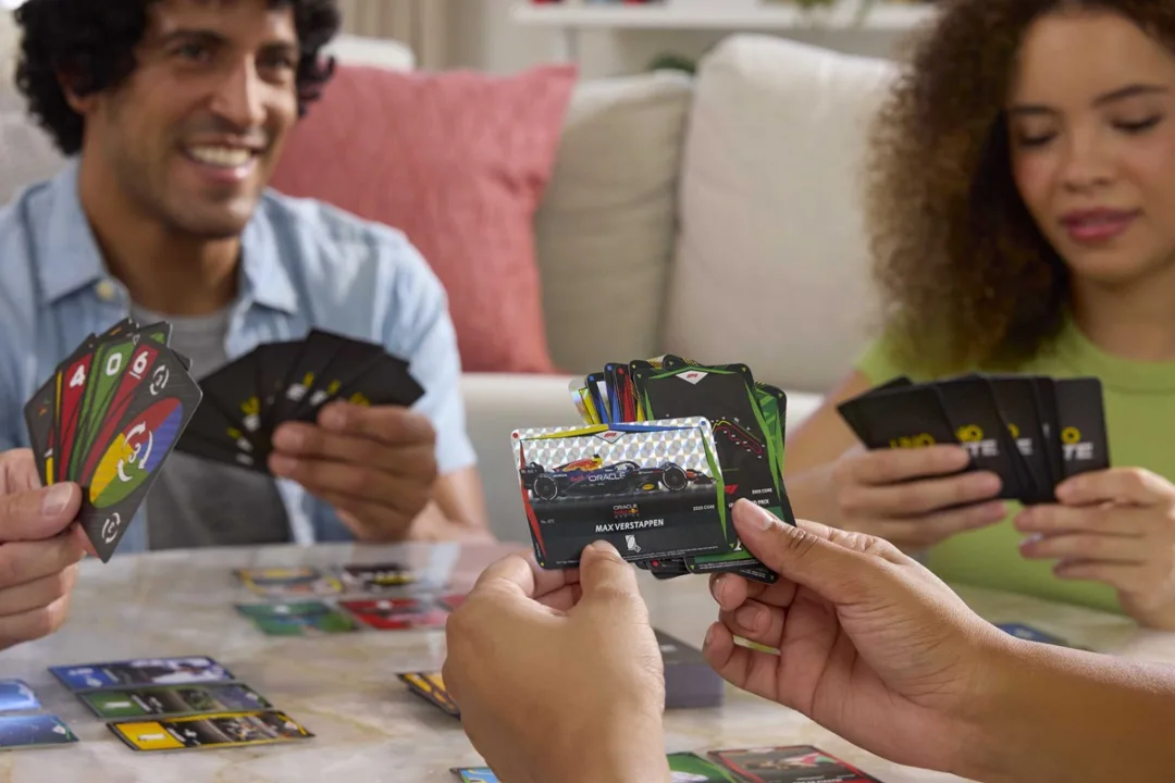 UNO Elite F1:Η Mattel και η Formula 1 Ενώνουν τις Δυνάμεις τους λανσάροντας το Νέο UNO Elite για τους Φίλους των Αγώνων Ταχύτητας