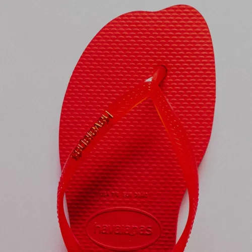 Η Havaianas παρουσιάζει το Slim Split: ένα statement σχέδιο με split toe και jelly λουράκια