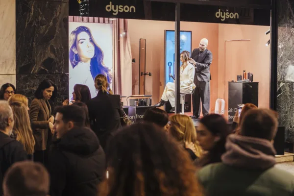 Dyson Live Window Activation στο Attica City Link: Μια πρωτοποριακή εμπειρία hairstyling στην καρδιά της Αθήνας