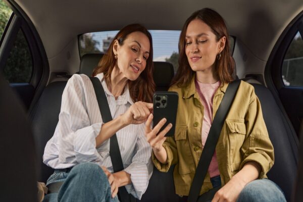 Το Freenow αποκαλύπτει τα αντικείμενα που άφησαν οι επιβάτες στα ταξί το 2025