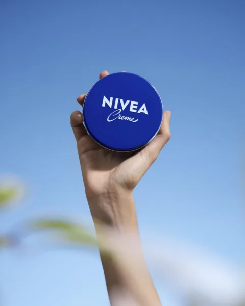 Από το Αμβούργο στον Κόσμο: 100 Χρόνια του Εμβληματικού Μπλε Κουτιού της NIVEA