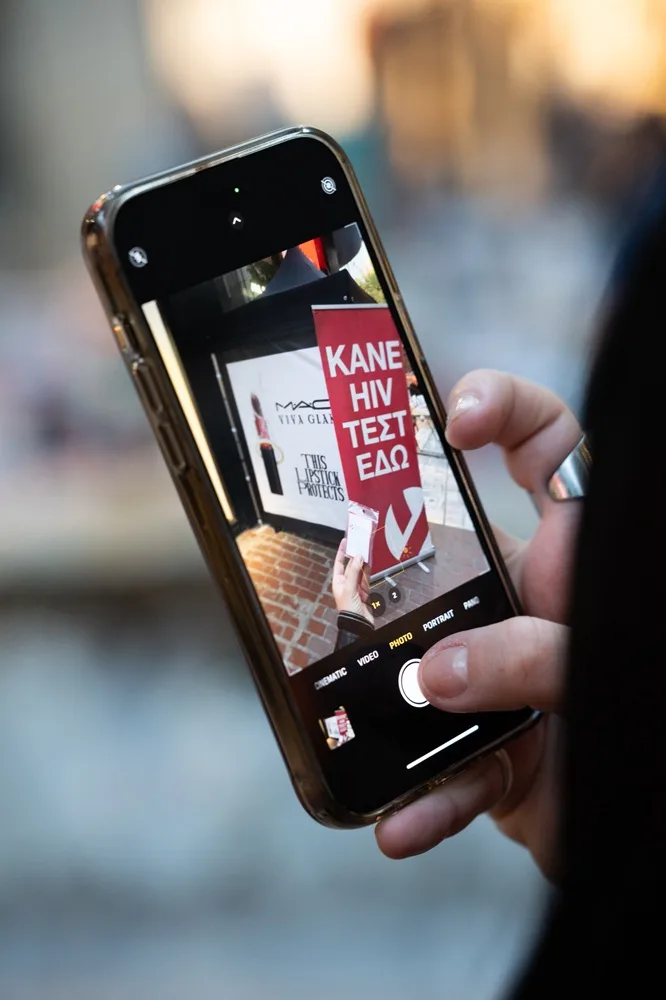 Το πρόγραμμα VIVA GLAM της M·A·C Cosmetics διαθέτει 1,3 εκατ. δολάρια σε οργανισμούς HIV/AIDS και στηρίζει την Παγκόσμια Ημέρα AIDS