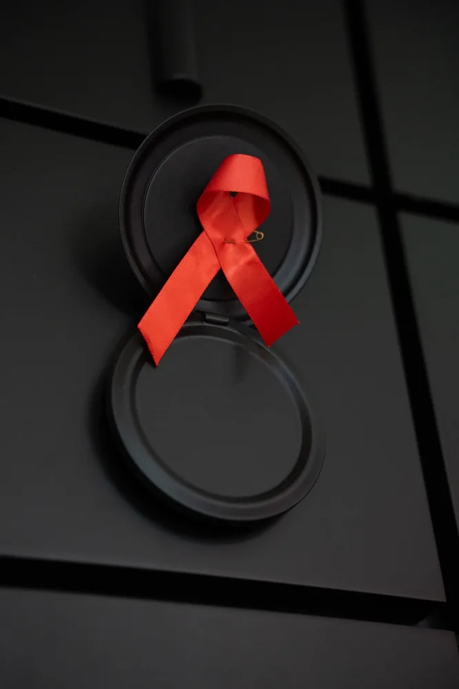 Το πρόγραμμα VIVA GLAM της M·A·C Cosmetics διαθέτει 1,3 εκατ. δολάρια σε οργανισμούς HIV/AIDS και στηρίζει την Παγκόσμια Ημέρα AIDS