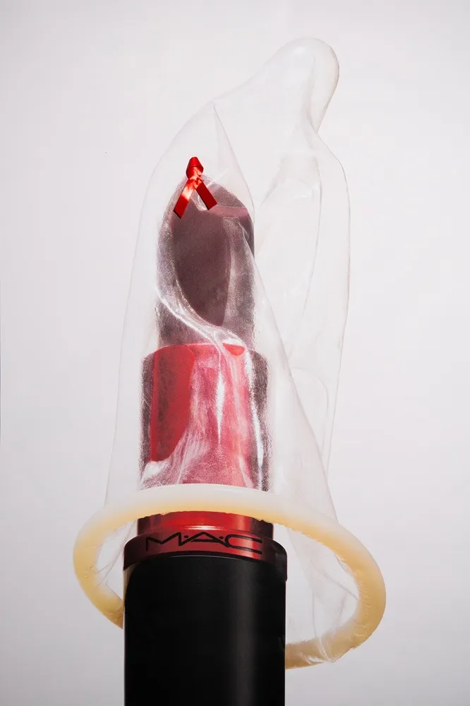 Το πρόγραμμα VIVA GLAM της M·A·C Cosmetics διαθέτει 1,3 εκατ. δολάρια σε οργανισμούς HIV/AIDS και στηρίζει την Παγκόσμια Ημέρα AIDS