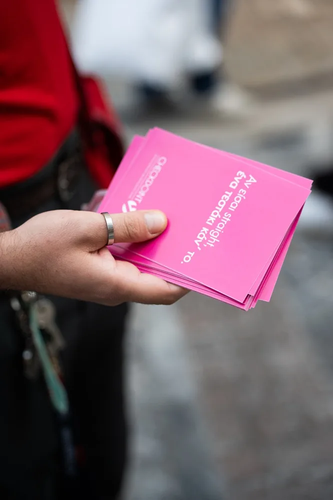 Το πρόγραμμα VIVA GLAM της M·A·C Cosmetics διαθέτει 1,3 εκατ. δολάρια σε οργανισμούς HIV/AIDS και στηρίζει την Παγκόσμια Ημέρα AIDS