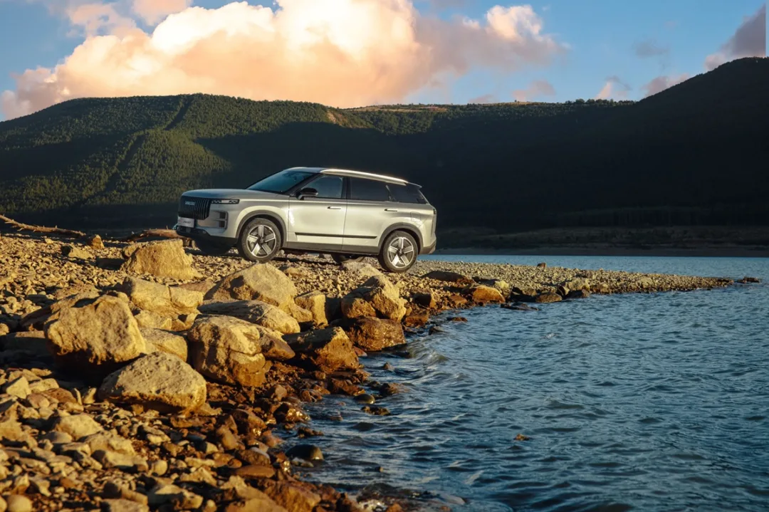 Η OMODA & JAECOO φέρνει το μοντέρνο design στη φωτογράφιση του GNTM