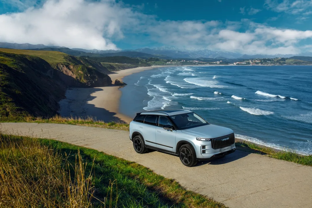 Η OMODA & JAECOO φέρνει το μοντέρνο design στη φωτογράφιση του GNTM