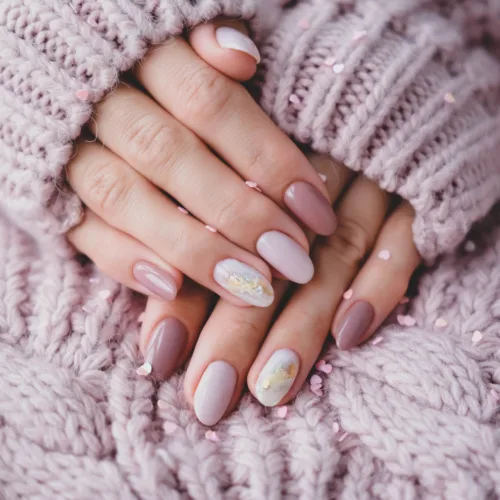 Χειμερινές τάσεις στα νύχια: κομψές, ζεστές και statement επιλογές για τη σεζόν