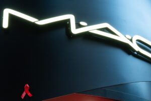 Το πρόγραμμα VIVA GLAM της M·A·C Cosmetics διαθέτει 1,3 εκατ. δολάρια σε οργανισμούς HIV/AIDS και στηρίζει την Παγκόσμια Ημέρα AIDS