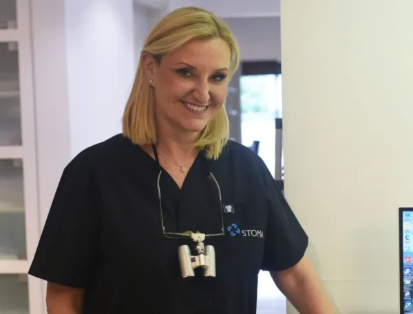 Λεύκανση δοντιών: Λάμψτε φέτος στις γιορτές με ένα αστραφτερό χαμόγελο