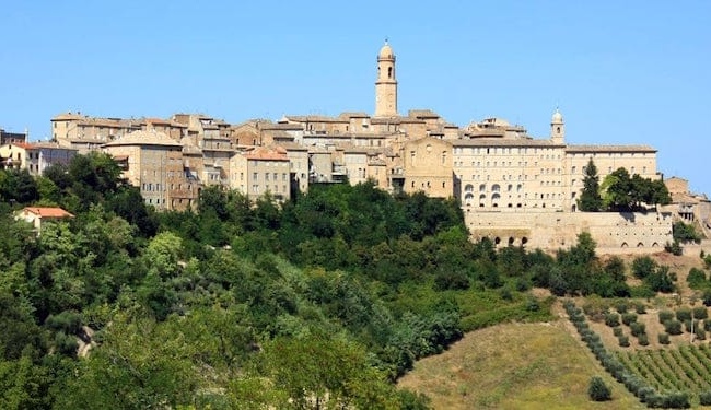 Τώρα μπορείς να νοικιάσεις ένα ολόκληρο χωριό στην Ιταλία με δικό του κάστρο για 1,5 € τη βραδιά