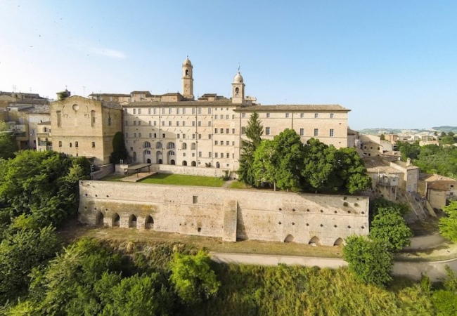 Τώρα μπορείς να νοικιάσεις ένα ολόκληρο χωριό στην Ιταλία με δικό του κάστρο για 1,5 € τη βραδιά