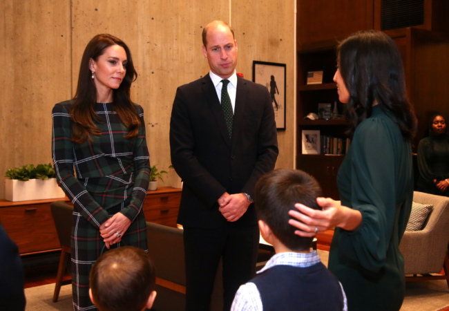 Η Kate Middleton επιλέγει κλασικό πράσινο καρό-3 φορέματα και 3 φούστες για να διαλέξεις