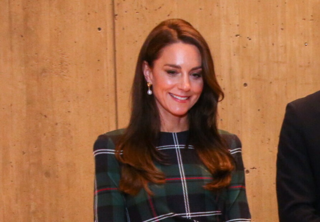 Η Kate Middleton επιλέγει κλασικό πράσινο καρό-3 φορέματα και 3 φούστες για να διαλέξεις