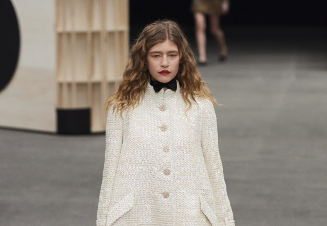 Chanel Animal-Centric SS23: Η μοντέρνα προσέγγιση της διαχρονικότητας στο αέναο παιχνίδι με τα ζώα