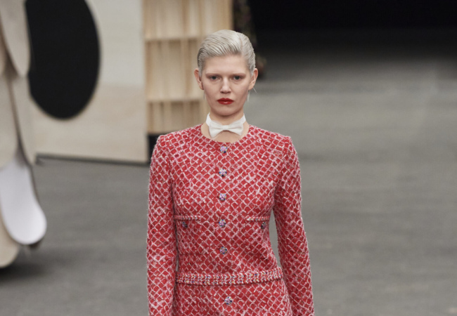 Chanel Animal-Centric SS23: Η μοντέρνα προσέγγιση της διαχρονικότητας στο αέναο παιχνίδι με τα ζώα