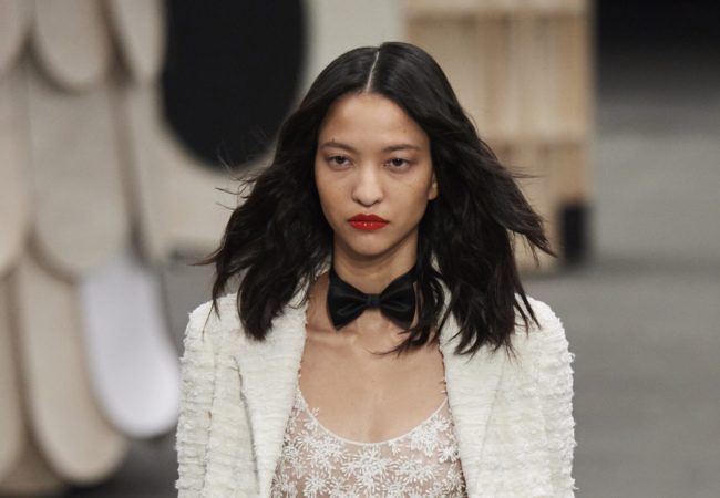 Chanel Animal-Centric SS23: Η μοντέρνα προσέγγιση της διαχρονικότητας στο αέναο παιχνίδι με τα ζώα
