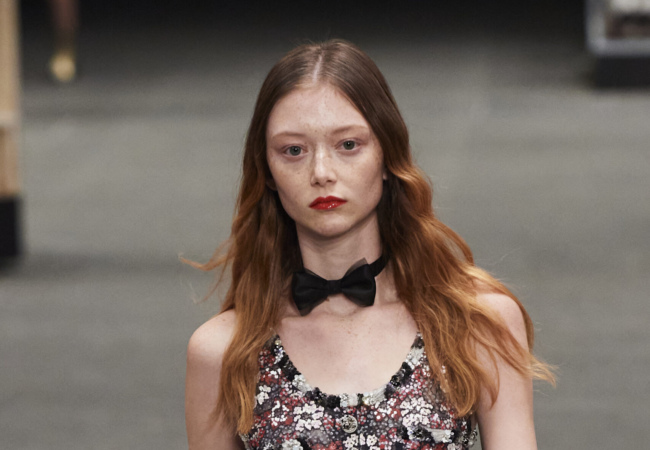 Chanel Animal-Centric SS23: Η μοντέρνα προσέγγιση της διαχρονικότητας στο αέναο παιχνίδι με τα ζώα